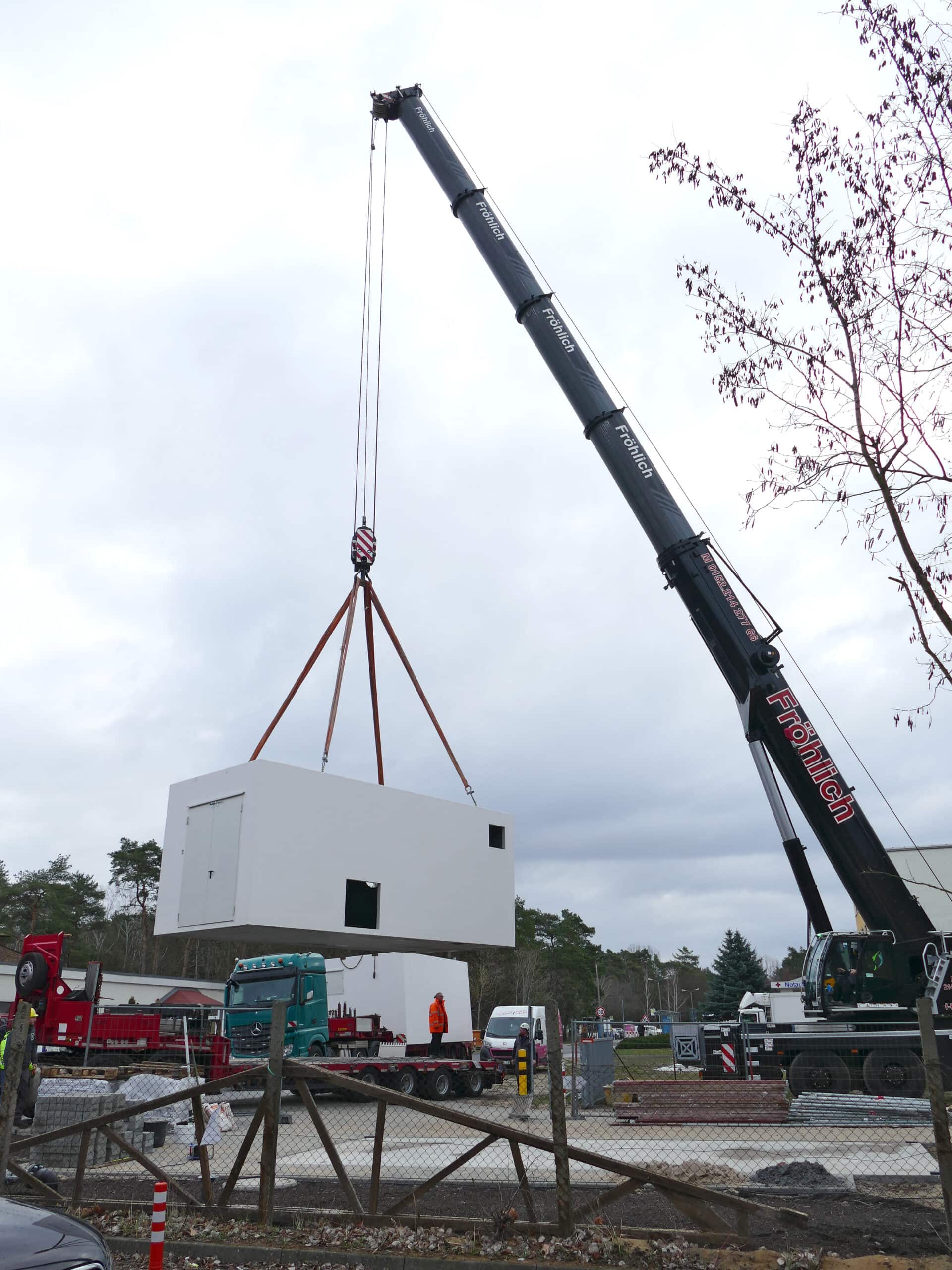erstes Modul für Pelletheizungsanlage am Kran