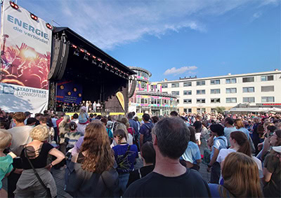 Menschen vor Open-Air Bühne